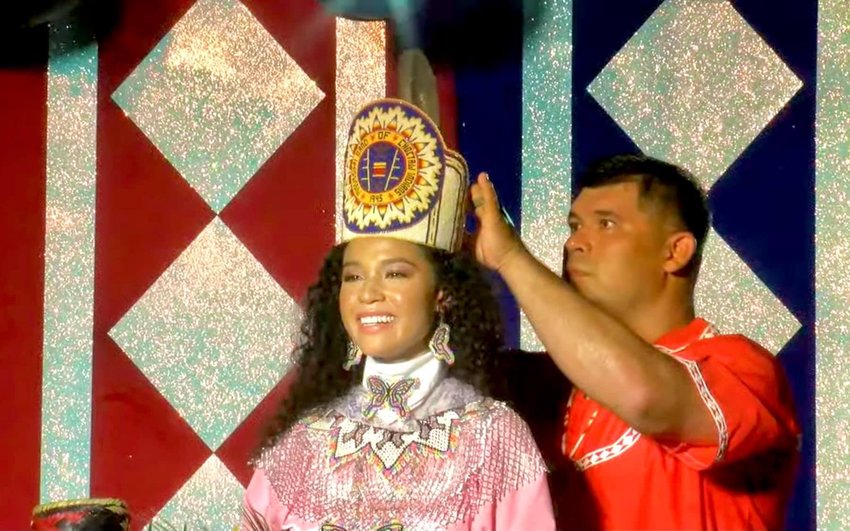 Tribal Chief Cyrus Ben crowns Shemah Ladania Crosby Choctaw Indian princess.